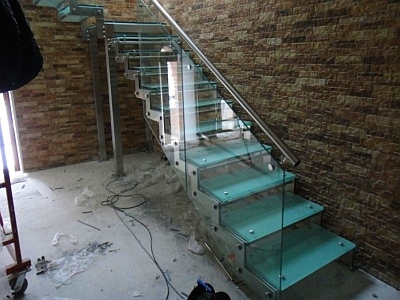 Стеклянная лестница на металлических тетивах в посёлке Артек