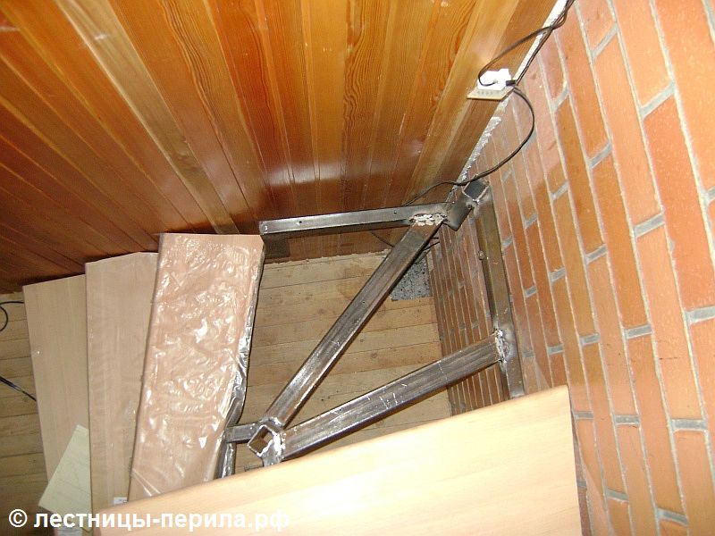 Маршевая металлическая лестница на двух в деревне Филино. Фото 6.