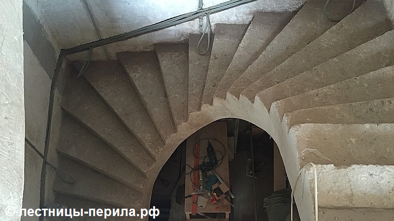 Бетонная лестница в деревне Ивановское