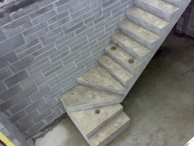 бетонная лестница с забежными ступенями
