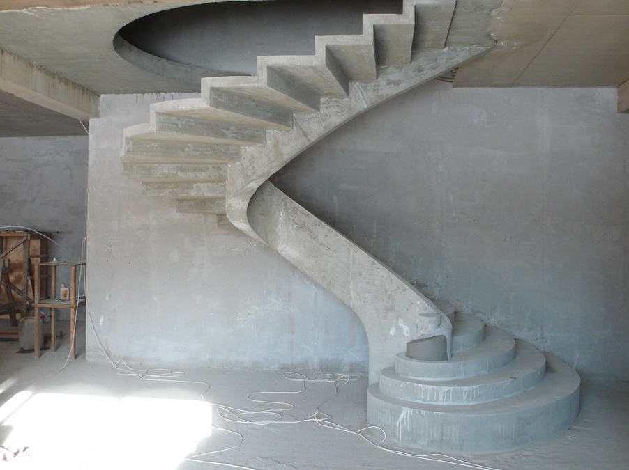 Бетонная лестница на второй этаж в частном доме