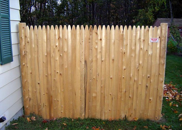 Деревянный забор частокол.