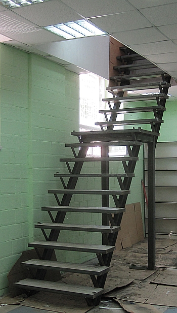 Лестница на металлическом каркасе с бетонными заливными ступенями