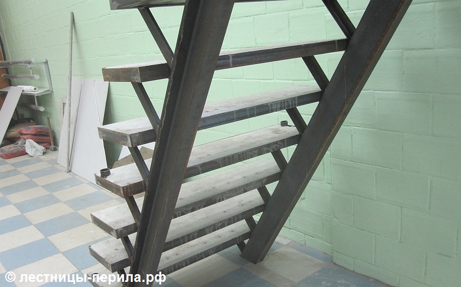 Металлокаркасная лестница с бетонными заливными ступенями
