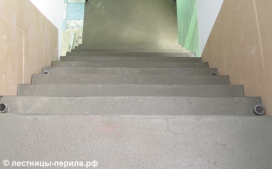 Металлокаркасная лестница с бетонными заливными ступенями