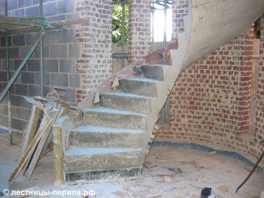 Винтовая монолитная лестница в коттеджном посёлке Барское