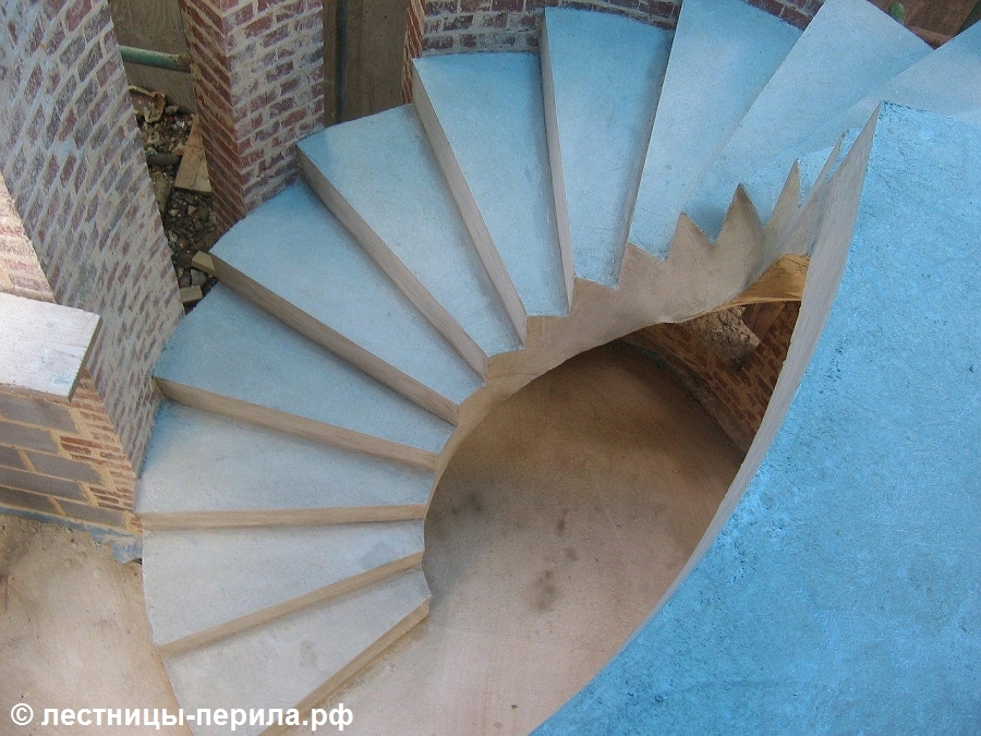 Винтовая монолитная лестница в коттеджном посёлке Барское