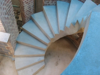Винтовая бетонная лестница в коттеджном посёлке Барское