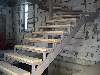 Лестница из металла на двух косоурах в деревне Чернево