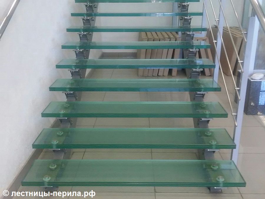 Стеклянная лестница с креплениями из нержавеющей стали. Фото 5.