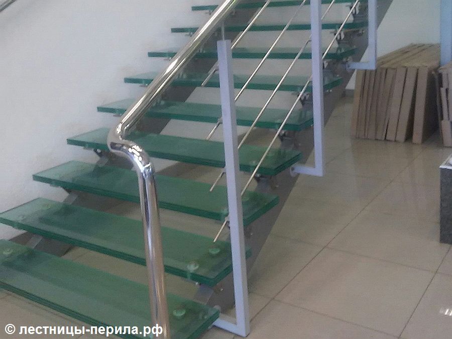 Стеклянная лестница с креплениями из нержавеющей стали. Фото 6.