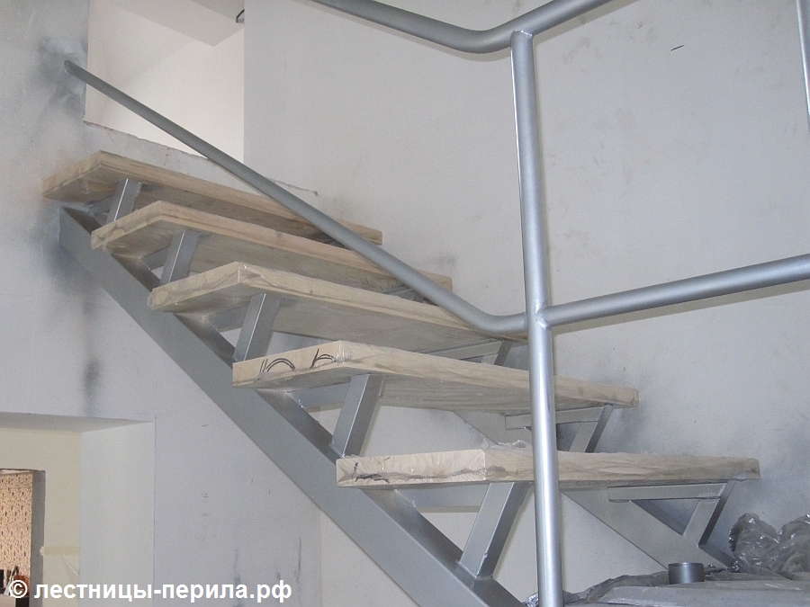 Металлокаркасная лестница на двух косоурах в коттеджном посёлке Дубровка