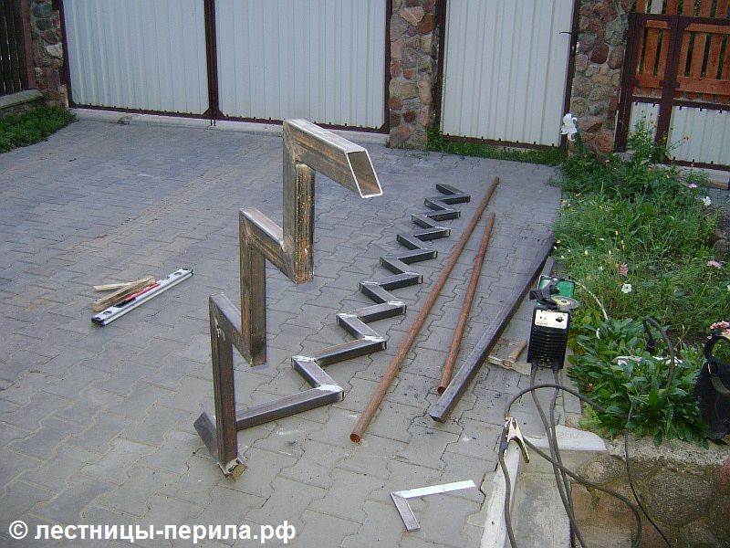 Маршевая металлическая лестница на двух в деревне Филино. Фото 3.