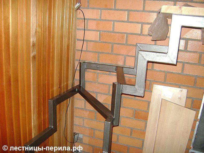 Маршевая металлическая лестница на двух в деревне Филино. Фото 7.