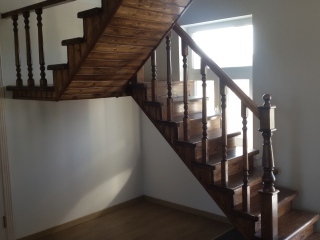 Деревянная лестница на второй этаж в коттеджном посёлке Малино