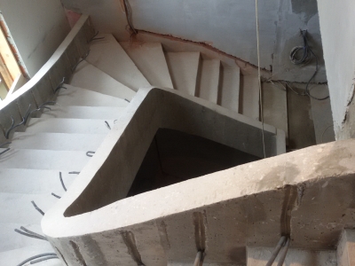 Бетонная лестница на второй этаж в коттеджном посёлке Монтевиль