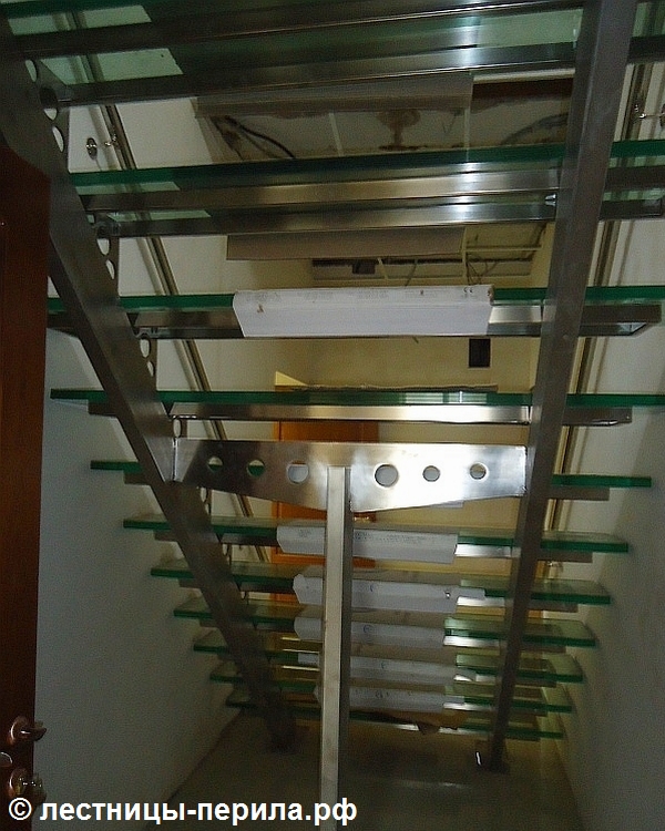 Стеклянная лестница на металлических косоурах