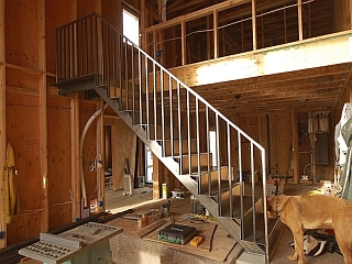 Металлическая лестница на одном косоуре в коттеджном посёлке Леоново