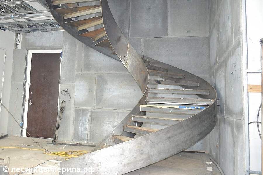 Металлокаркасная лестница на тетивах в Коттеджном посёлке Олимп