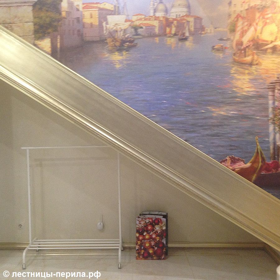 Бетонная лестница с отделкой камнем в коттеджном посёлке Прозорово