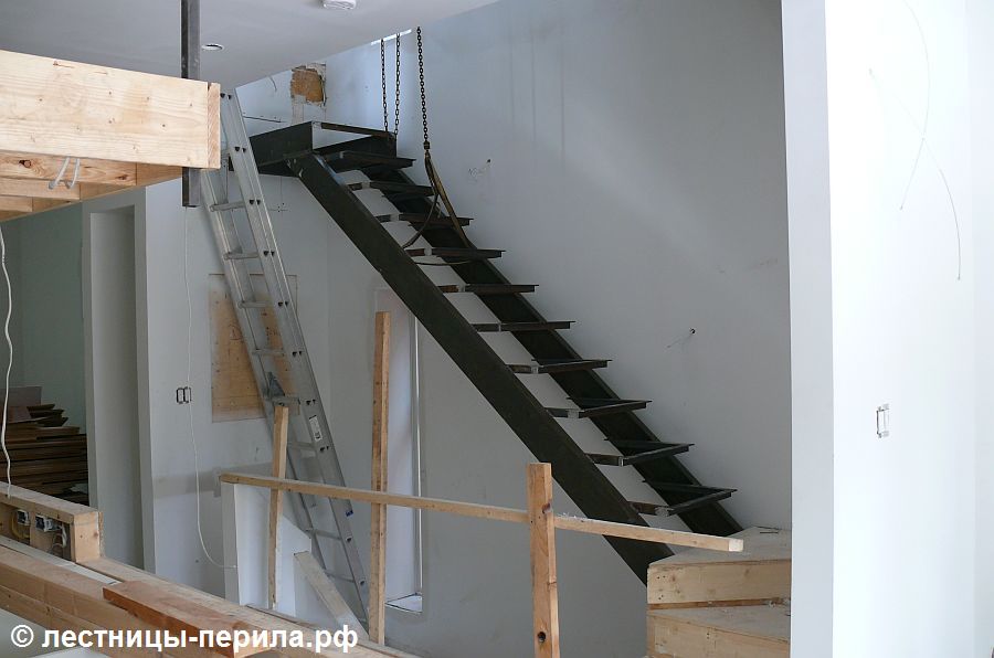 Маршевая металлическая лестница на тетивах в коттеджном посёлке Речной
