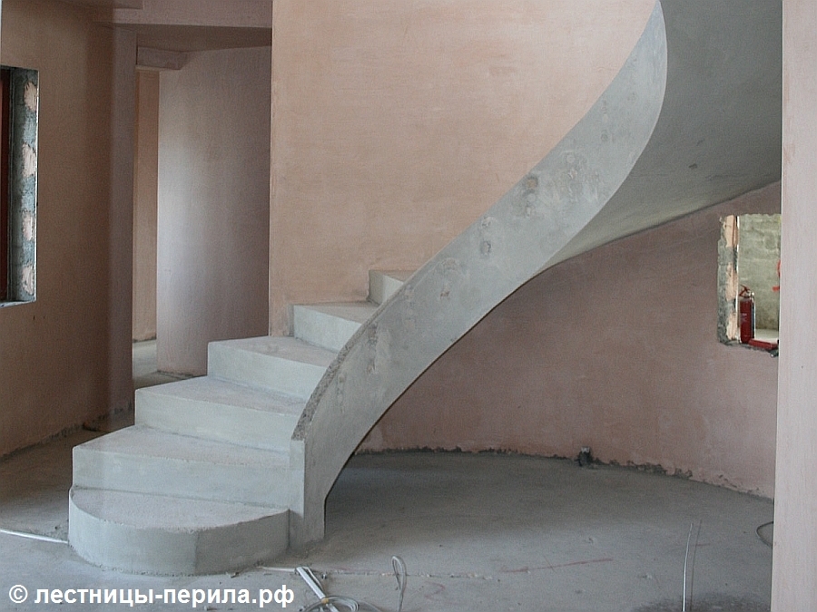 Бетонная лестницы с забежными ступенями в коттеджном посёлке Серебрянная роща