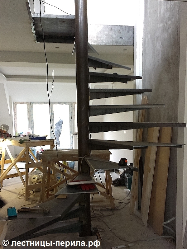 Винтовая лестница на металлическом каркасе