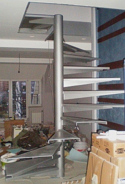Винтовая лестница на металлическом каркасе. МО, Сходня