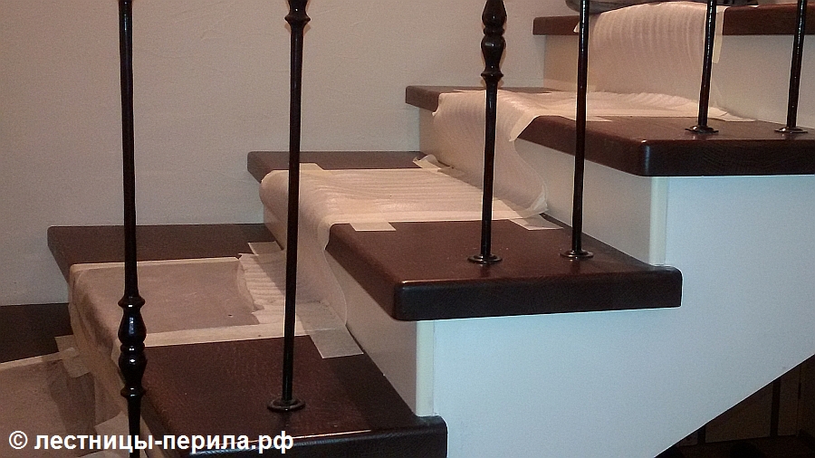 Бетонная лестницы с поворотной площадкой в коттеджном посёлке Первомайский