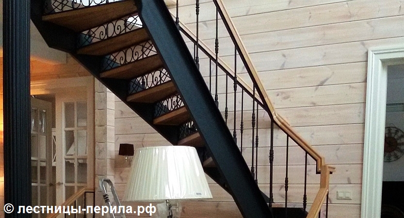 Металлическая лестница в коттеджном посёлке Снегири
