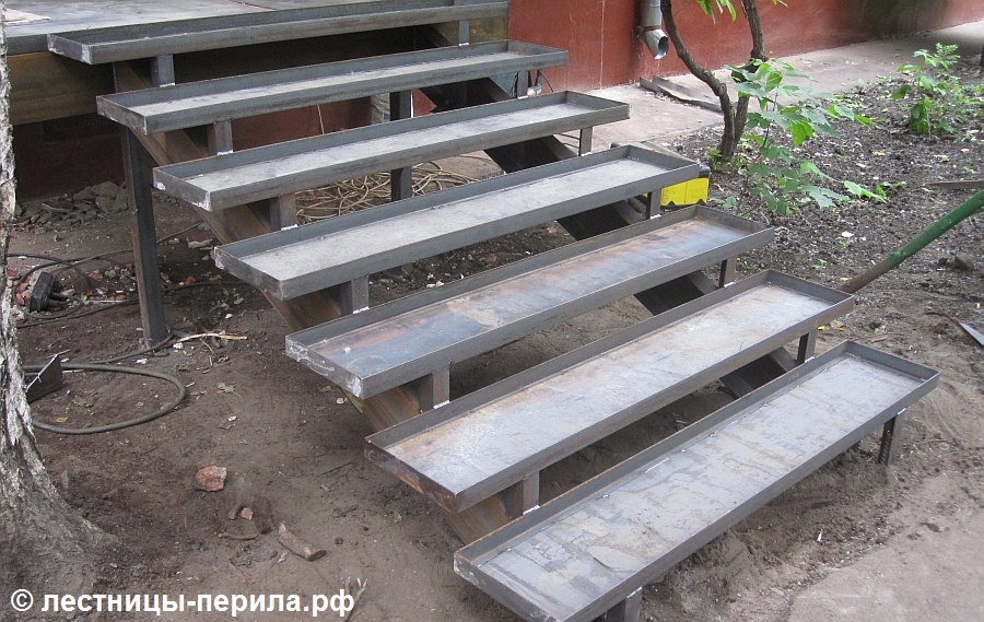 Металлическая лестница со ступенями для заливки бетона