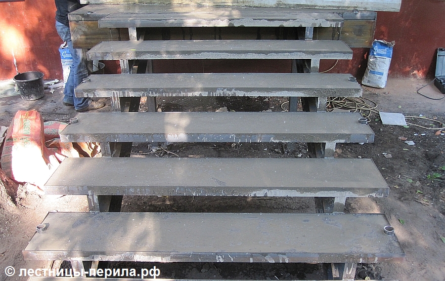 Металлическая лестница со ступенями для заливки бетона