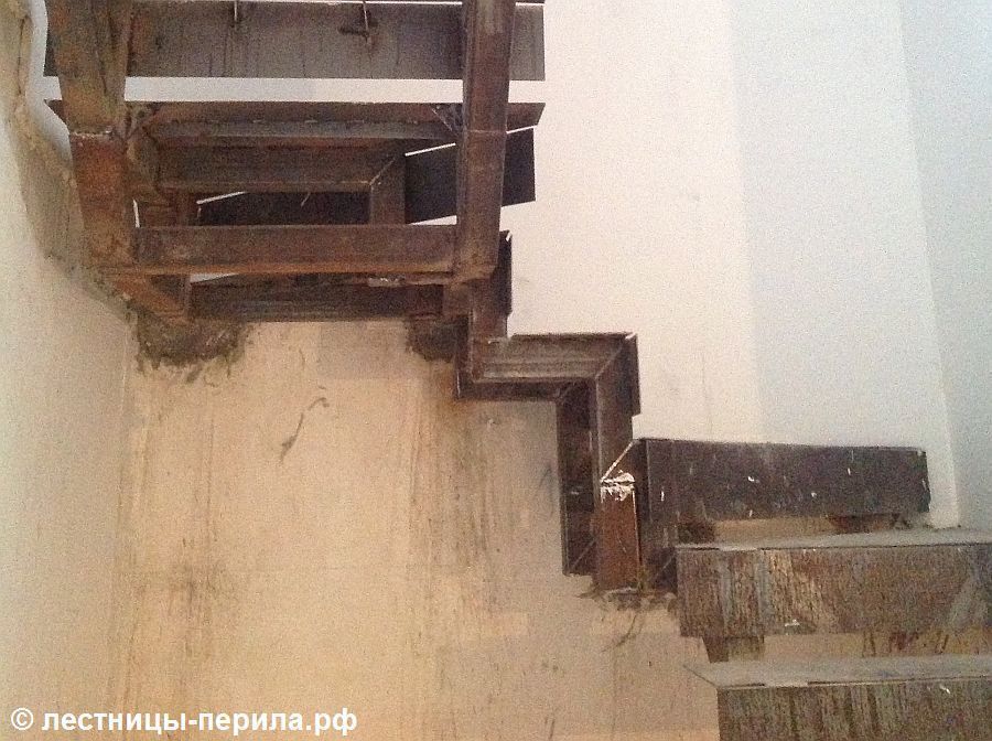 Металлическая лестница на двух косоурах в коттеджном посёлке Валуево