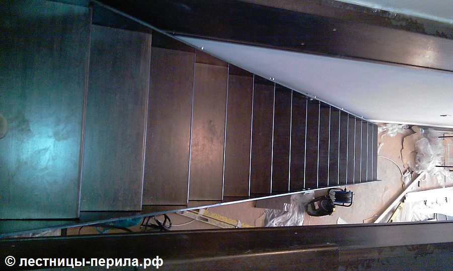 Металлическая лестница на тетивах в коттеджном посёлке Вудлэнд