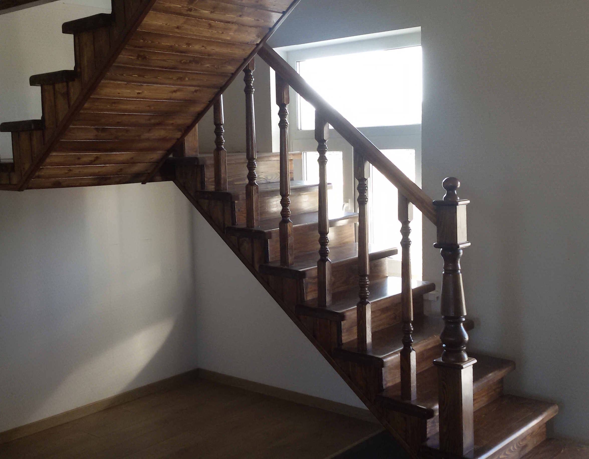Маршевая деревянная лестница на второй этаж в частном доме