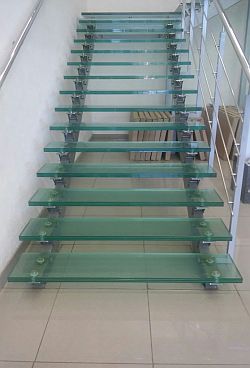 Стеклянная лестница в деловом центре москвы